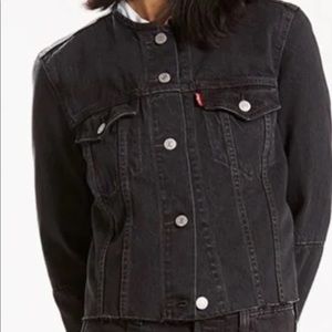 Levi’s trucker denim jacket excellent condition.